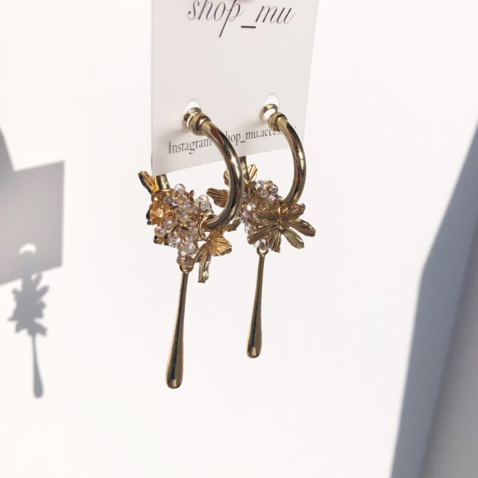 ゴールドのフープピアス