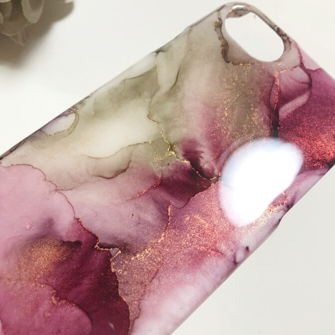 グレーとピンクのスマホケース