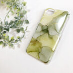 グリーンのアルコールインクアートスマホケース