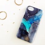 黒と青のアルコールインクアートのスマホケース