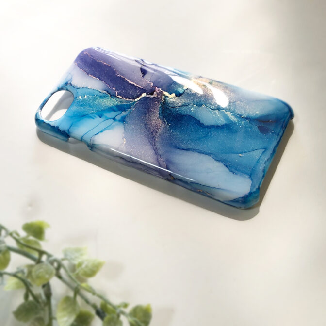 ブルーのアルコールインクアートスマホケース