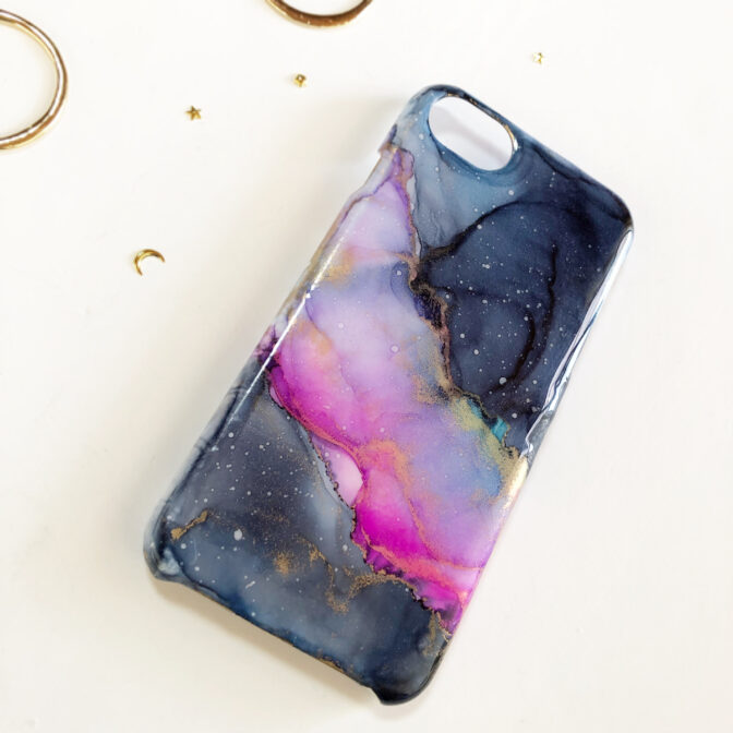 黒いアルコールインクアートのスマホケース