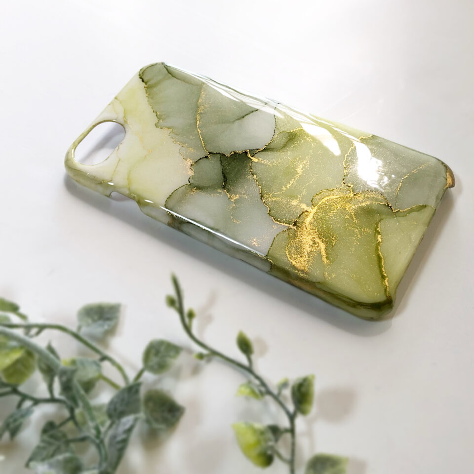 優しいグリーンのアルコールインクアートスマホケース