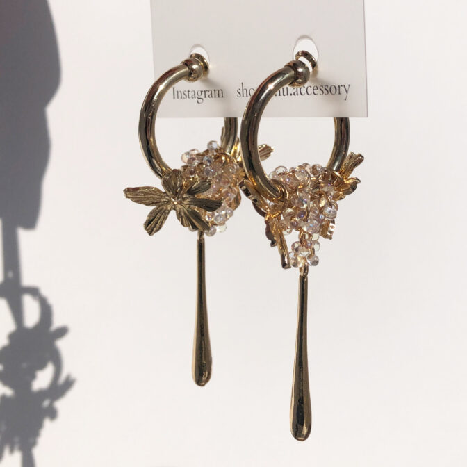 ゴールドのフープイヤリング