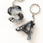 ブラックのイニシャルキーホルダー