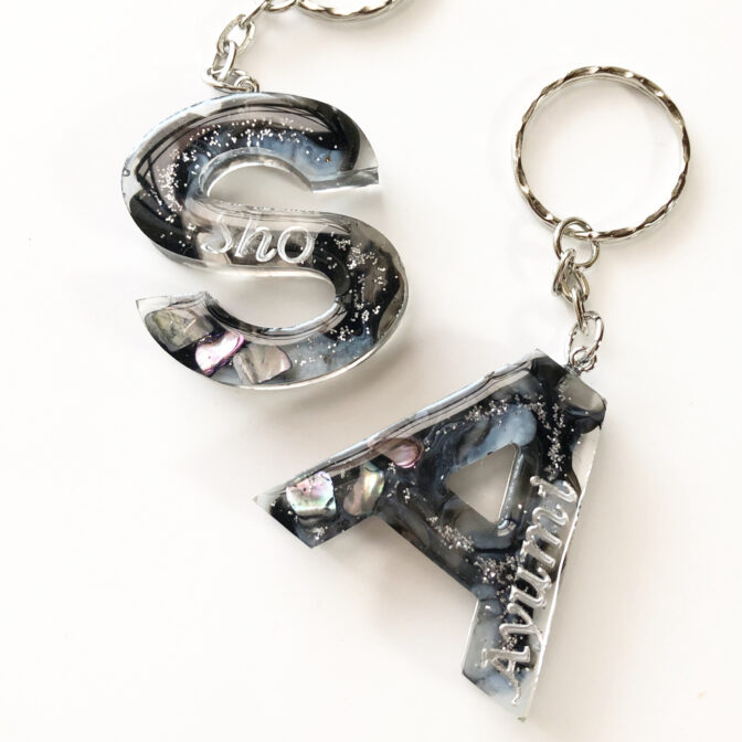 ブラックのイニシャルキーホルダー