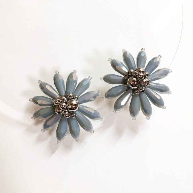 くすみブルーのフラワーピアス