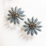 くすみブルーのピアス