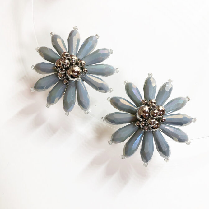 くすみブルーのピアス