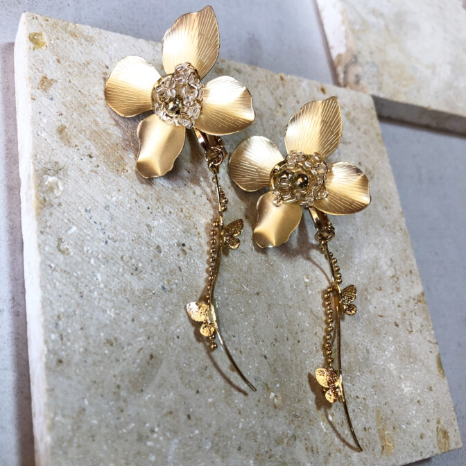 お花と蝶のハンドメイドアクセサリー