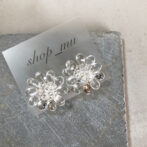 お花にハンドメイドアクセサリー