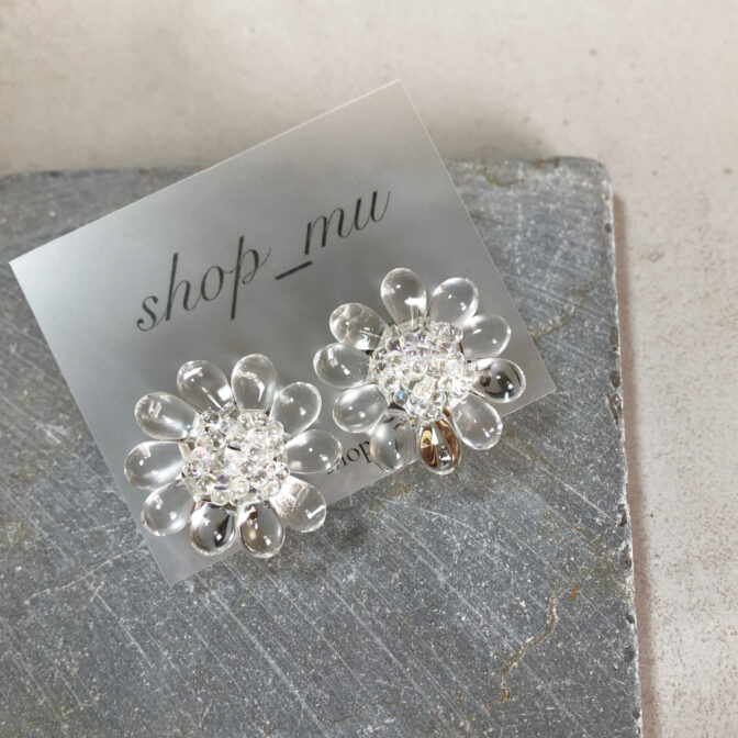 お花にハンドメイドアクセサリー