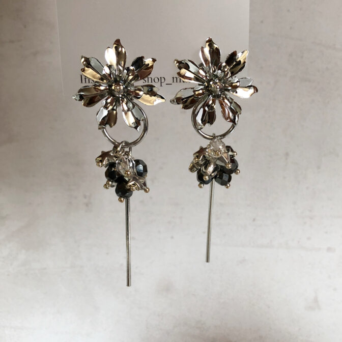 シルバーのお花のハンドメイドアクセサリー