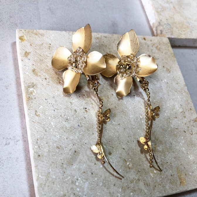 お花と蝶のハンドメイドアクセサリー